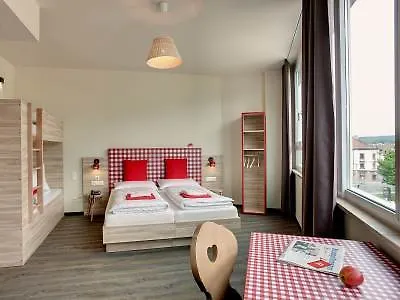 Meininger Hotel Salzburg City Center 3*,